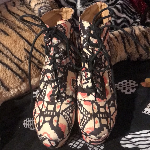 Vintage lace-up wedges super cute and unique! Are you Boss enough ? - Picture 4 of 10